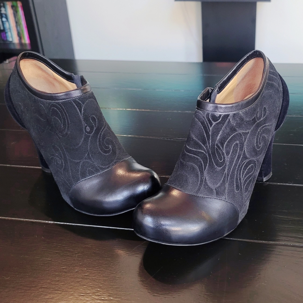 FLUEVOG BALTHAZAR VOYAGEUR velvet leather heel Size 9
